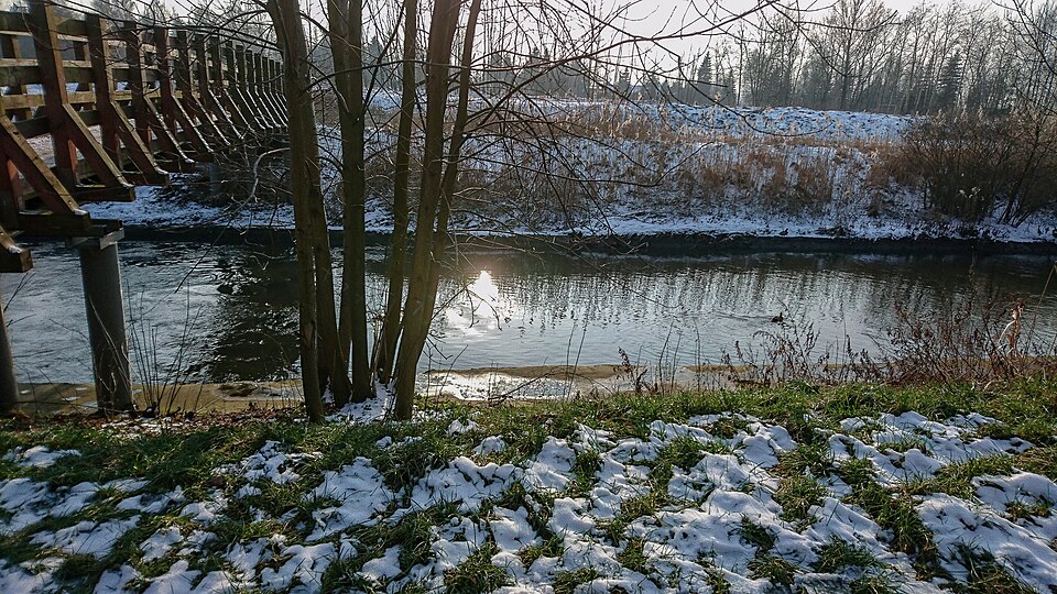 File:Kładka dla pieszych nad Brynicą na oś. Naftowa, Sosnowiec.jpg